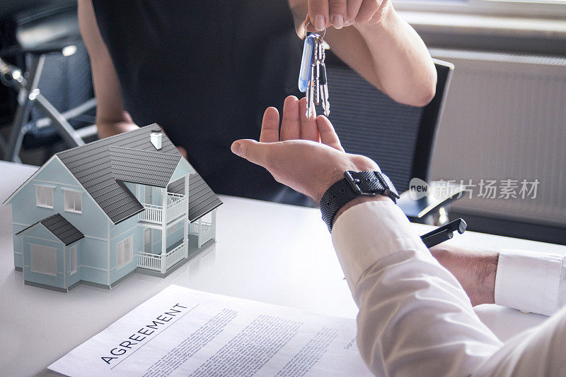 房地产经纪人给新房子钥匙，签订购买新房子的合同。