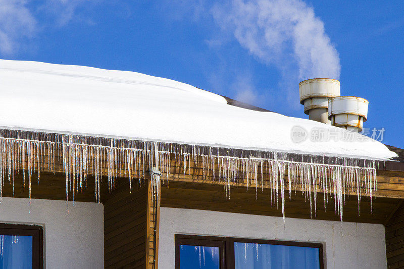 酒店外观在滑雪场，下雪，晴天和冰天雪地。窗户和屋顶。