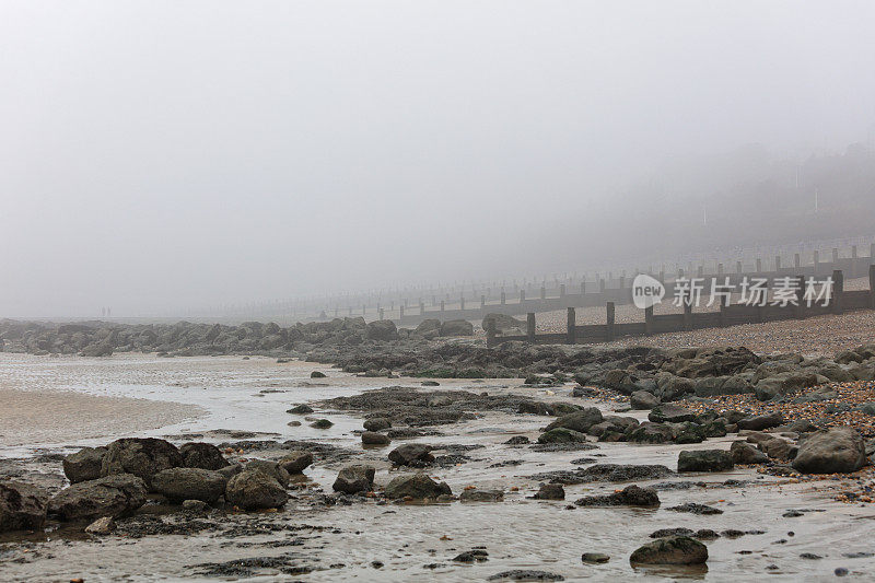 有雾的一天，伊斯特本海岸