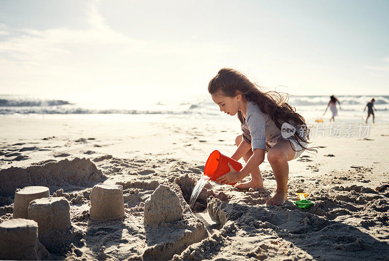 孩子们在海滩上有无穷无尽的活动可以尝试