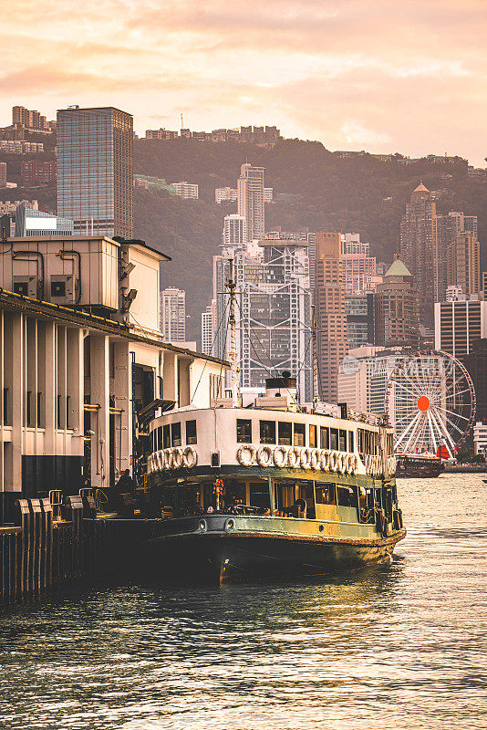 日落时分，天星小轮客轮在香港维多利亚港