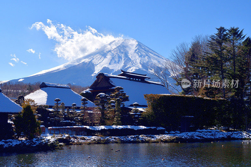 白雪皑皑的富士山和茅草屋顶:山梨县大野hakkai的景色