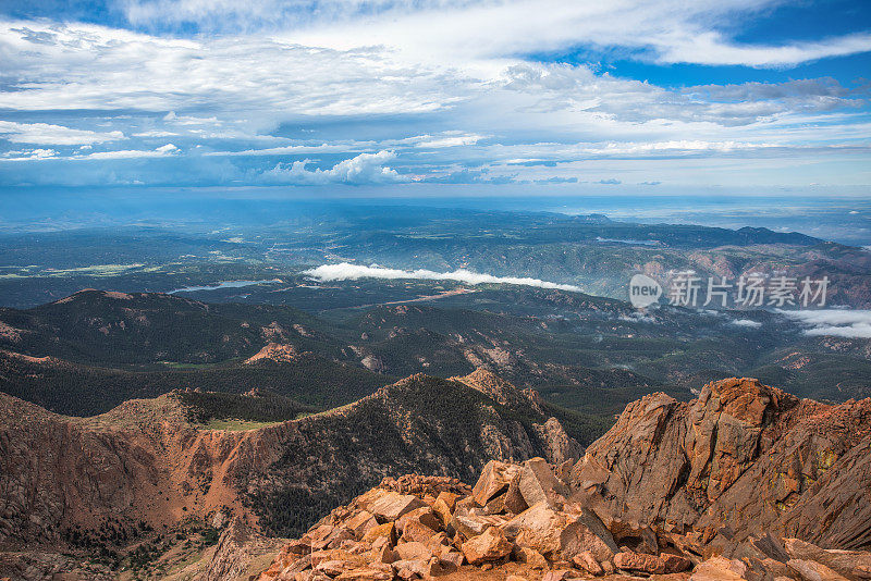 从派克峰山顶科罗拉多的远景风景