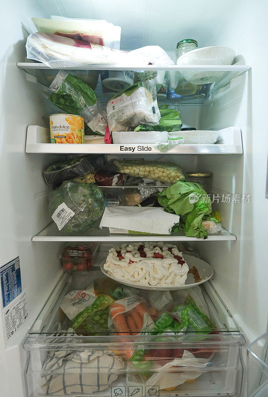 意大利厨房，打开装满食物的冰箱