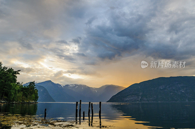 在一个美丽的夏日，在挪威的索格尼峡湾海岸上的日落