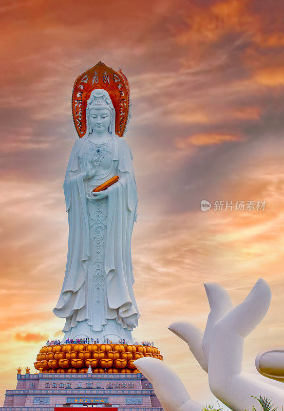 有选择性的重点。中国海南三亚日出南山佛教文化园的白色观音塑像。