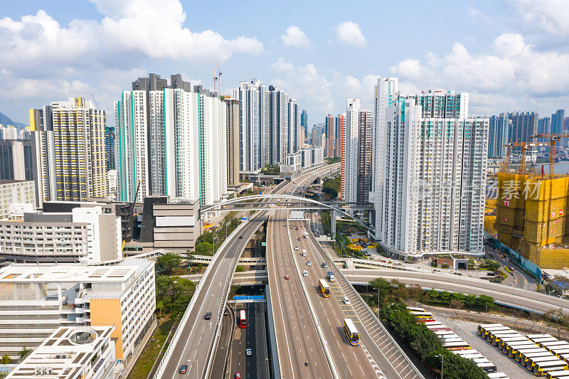 香港九龙的公路和城市现代建筑