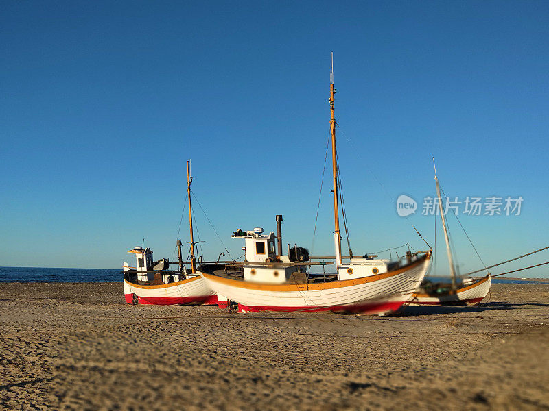 海滩上的渔船