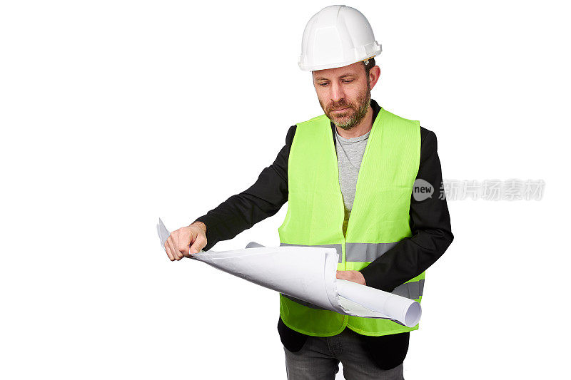 一名建筑师或土木工程师戴着白色安全帽和安全背心在工作室拍摄的高分辨率肖像，以白色背景为背景