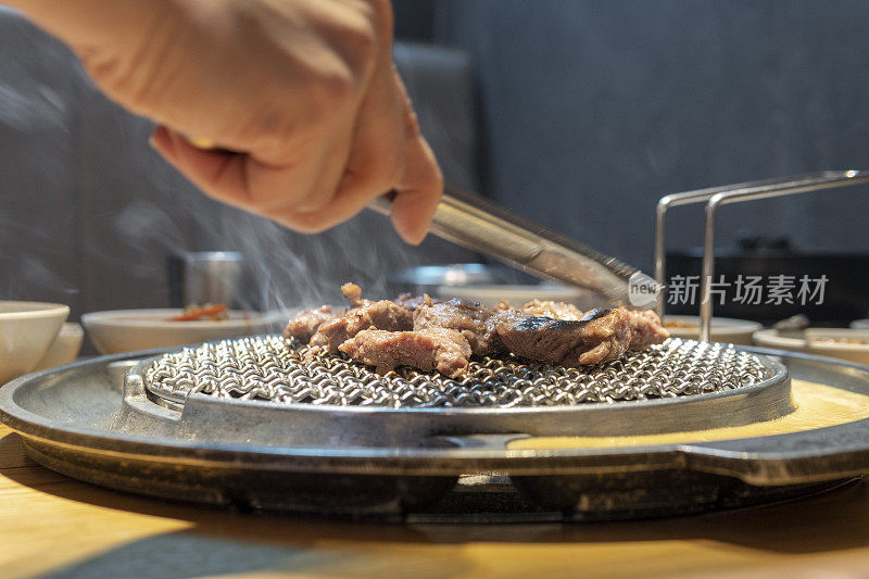 餐厅的韩国烤肉或烤肉