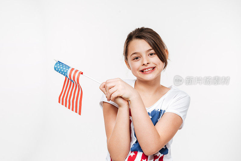 欢快的年轻女孩举着美国国旗