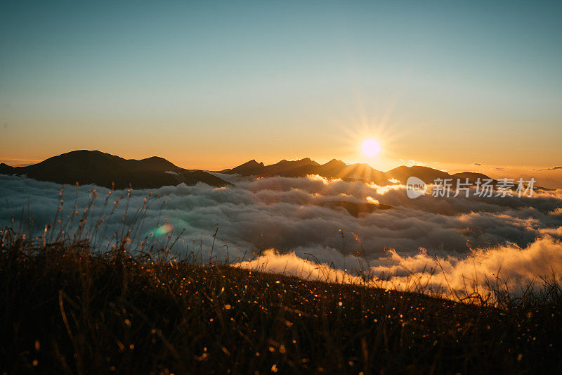 塔特拉山脉和日落的秋景。云朵飘浮于山峰之上