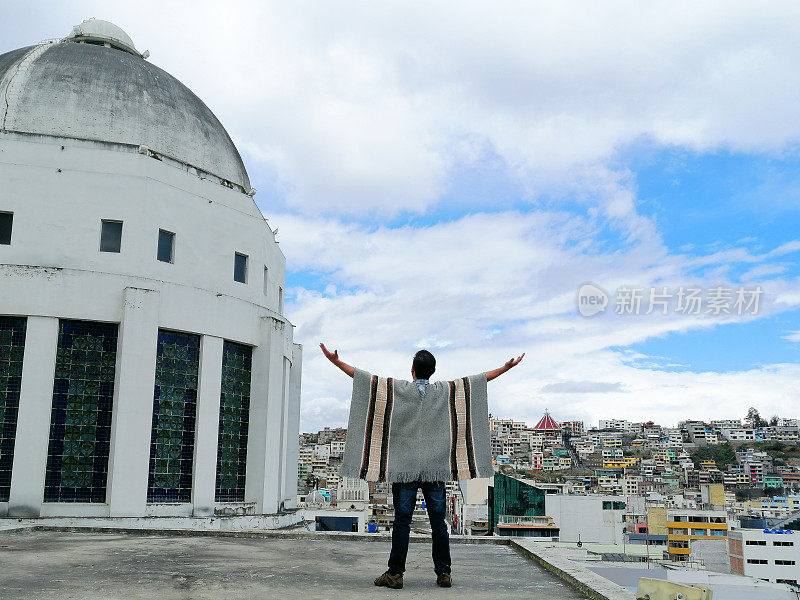 拉丁背包客在旅行时张开双臂，在厄瓜多尔通古拉瓦的安巴托周围放松和享受旅程;背面，城市景观在晴天多云的日子。