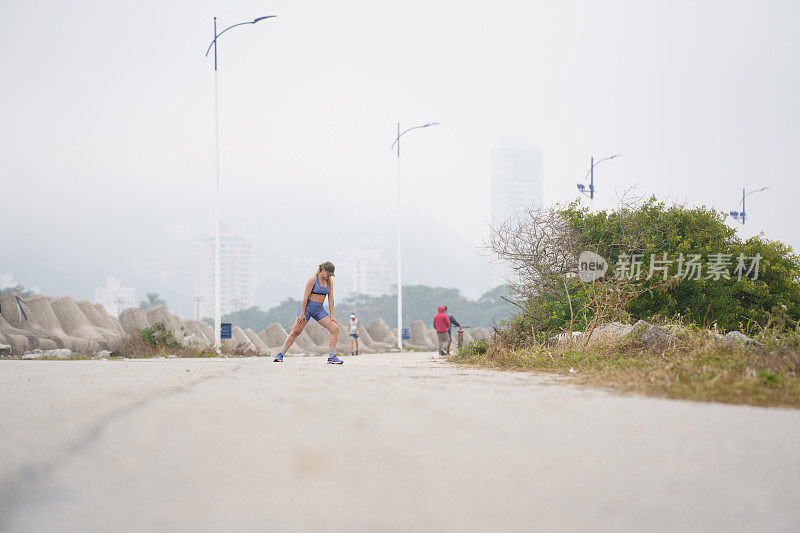 跑步的女人在清新的早晨