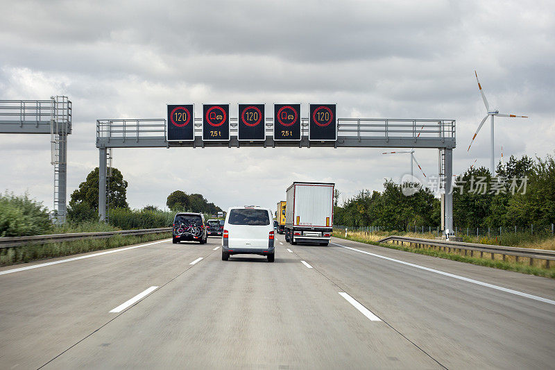 德国高速公路限速和信息标志