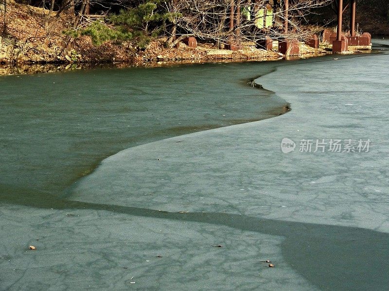 冬天湖面结冰