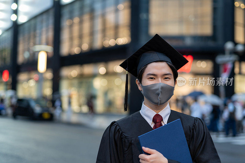 一名男生在大学毕业典礼上的照片