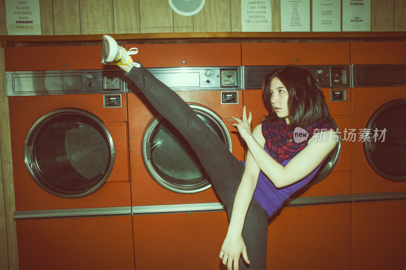 年轻女子在自助洗衣店