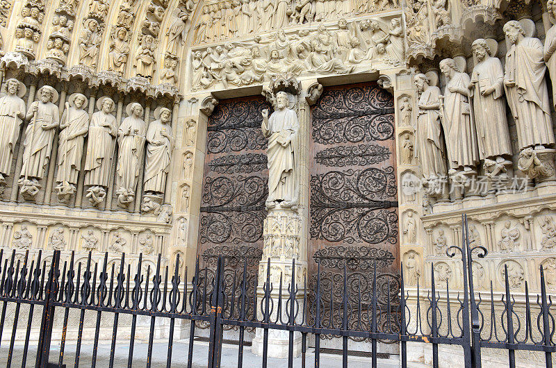 法国巴黎圣母院的艺术品和雕刻