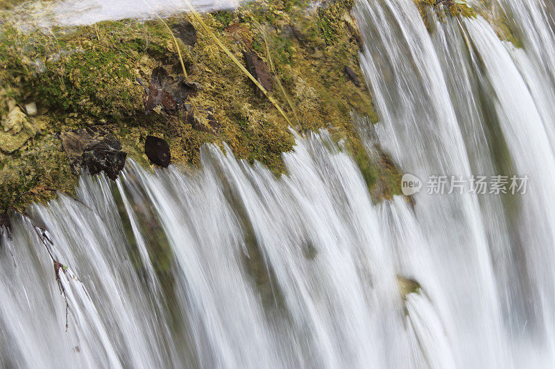 克罗地亚Plitvice湖小瀑布的流水细节