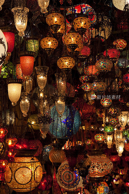 土耳其伊斯坦布尔大集市上的土耳其灯