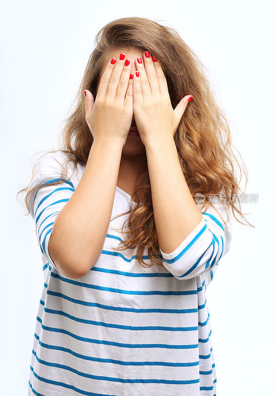 一幅年轻女子用手捂着脸的肖像。