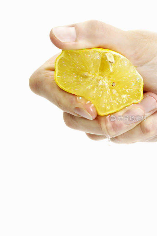 用手挤柠檬