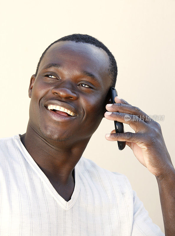 非洲人在用手机