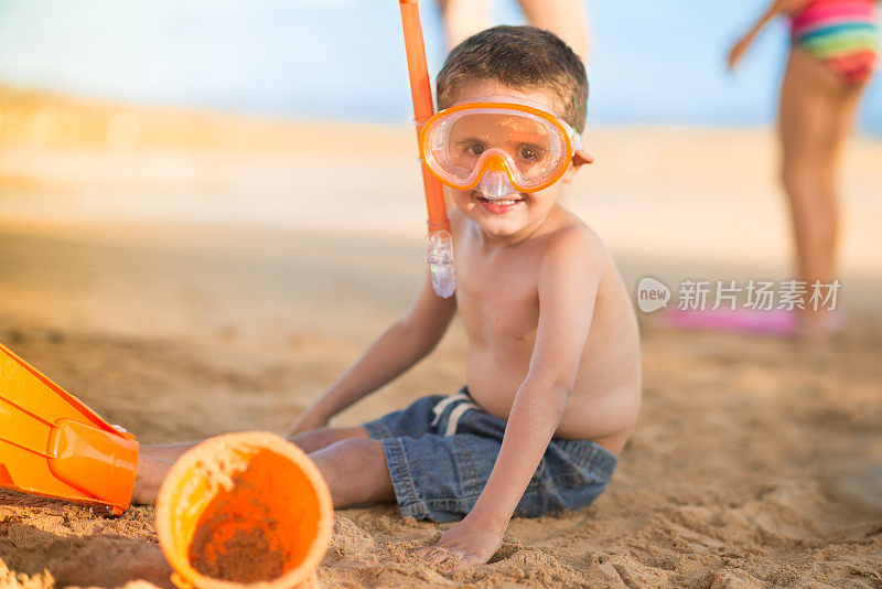 穿着潜水装备的小男孩在夏威夷海滩上