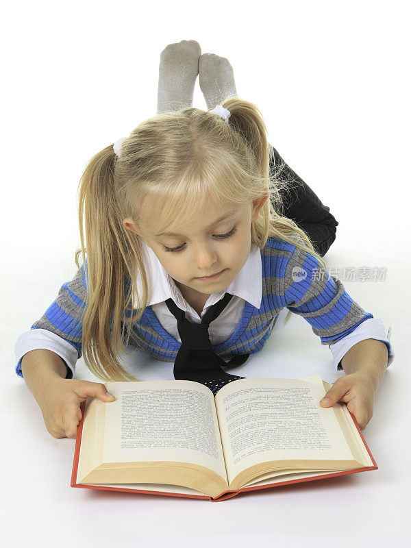 七岁的学生-在地板上看书