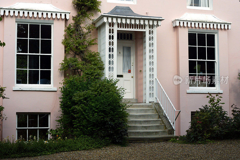 粉红色的格鲁吉亚的房子