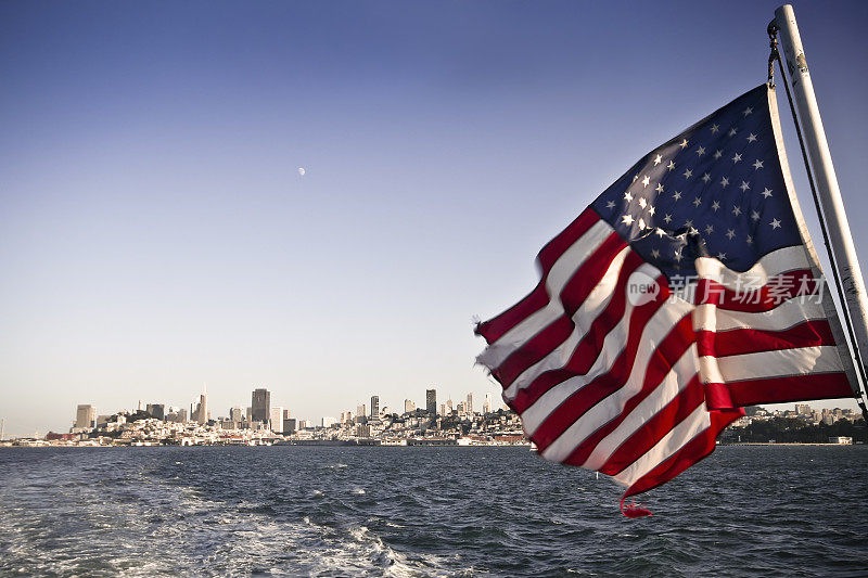 旧金山湾和美国旗，去恶魔岛