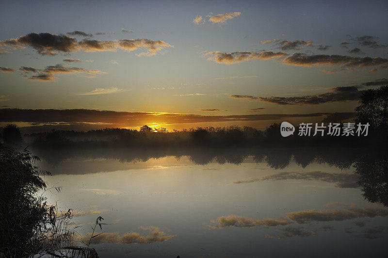 晨曦朦胧的湖