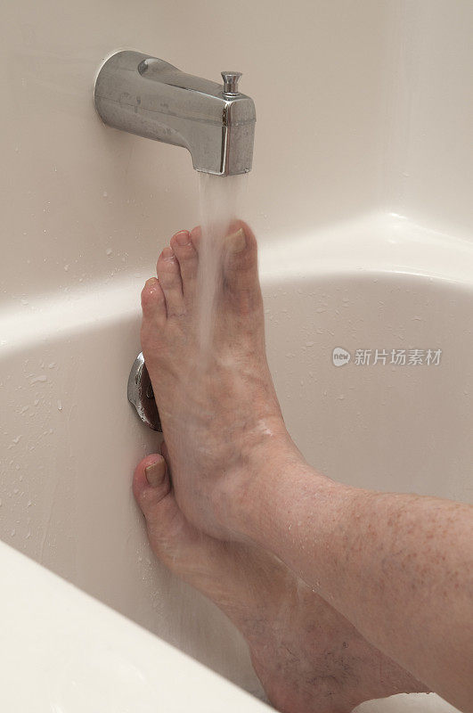 浴缸里脚上的流水