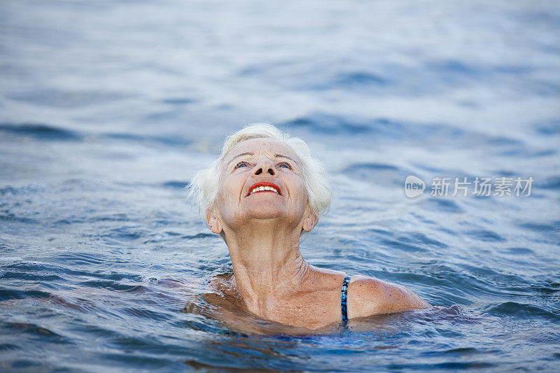 游泳老女人抬头望着希望