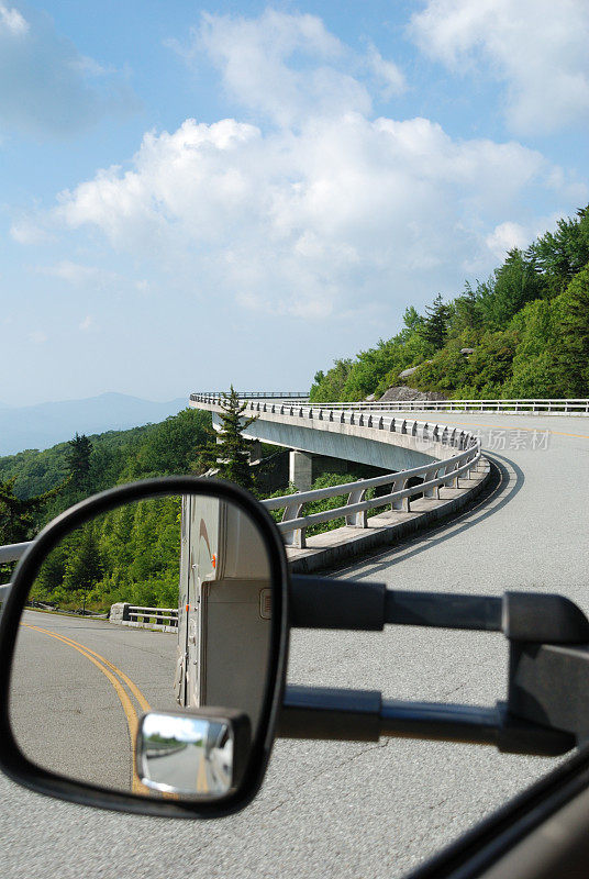 在山里拖一辆房车