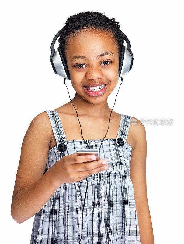 快乐的黑人女孩享受音乐耳机和MP3播放器