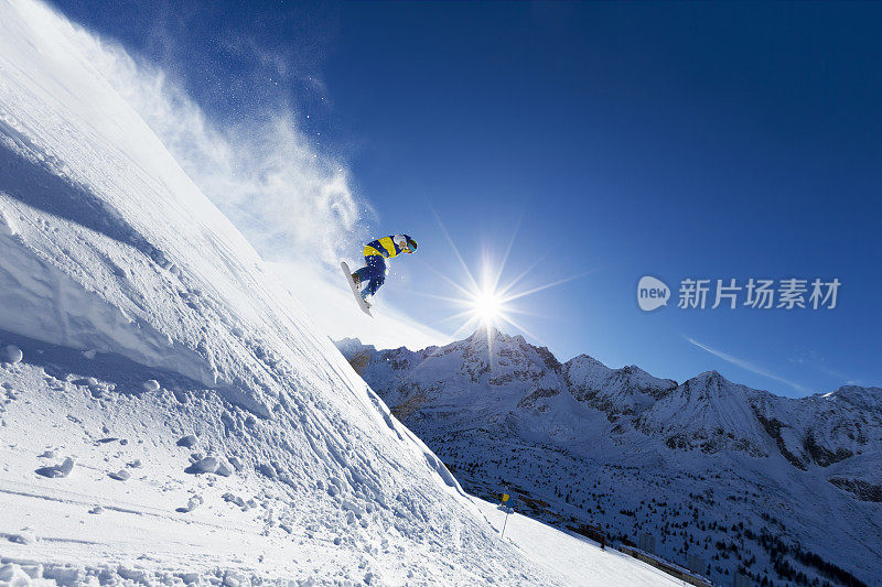 滑雪运动员在跳跃