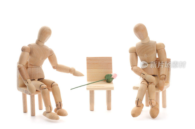 木制人体模型和空椅子