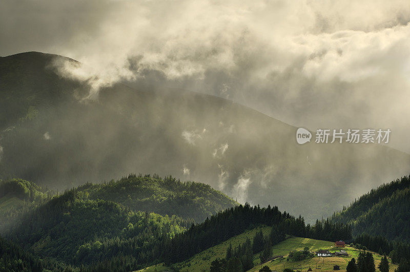 乡村山地景观与金色的阳光