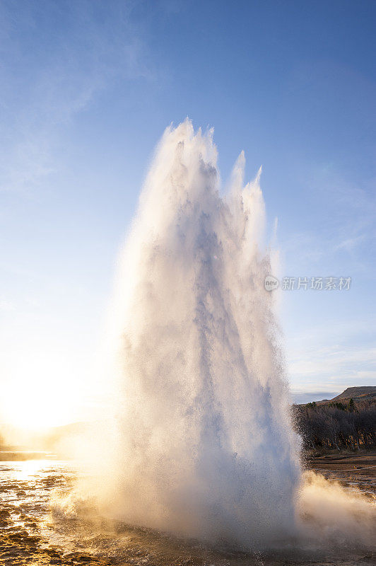 冰岛的斯特罗库尔间歇泉，喷出的热水和蒸汽喷涌而出