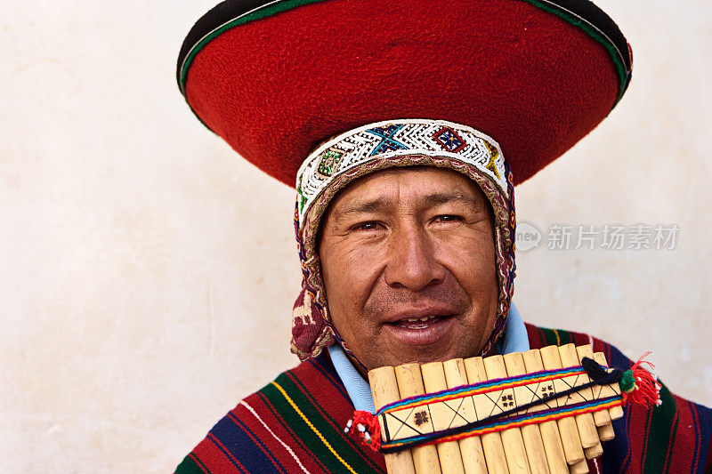 一名秘鲁男子在演奏盘笛的肖像，圣谷