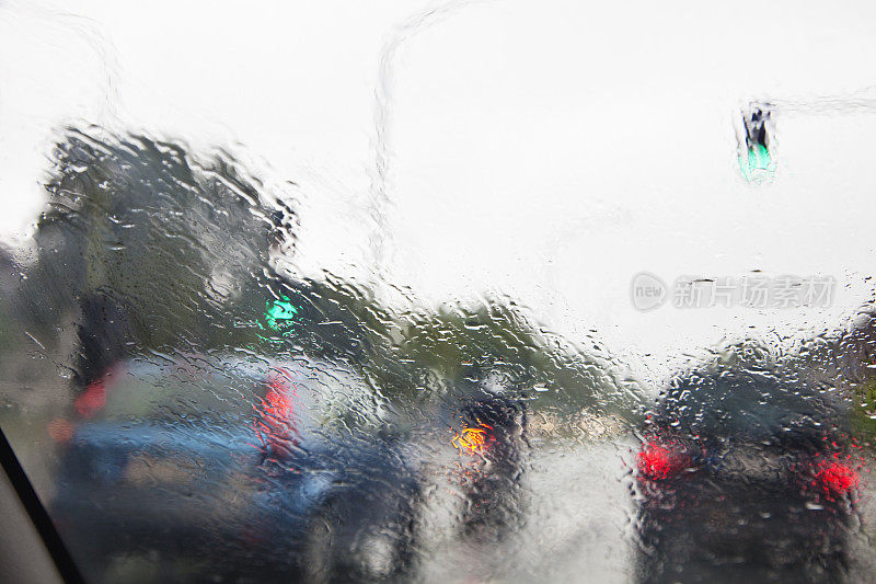 透过被雨覆盖的车窗观看