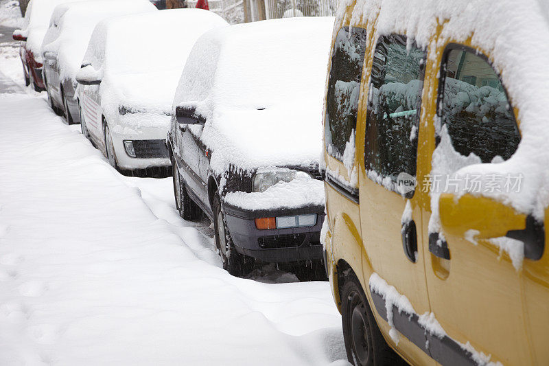 被雪覆盖的汽车