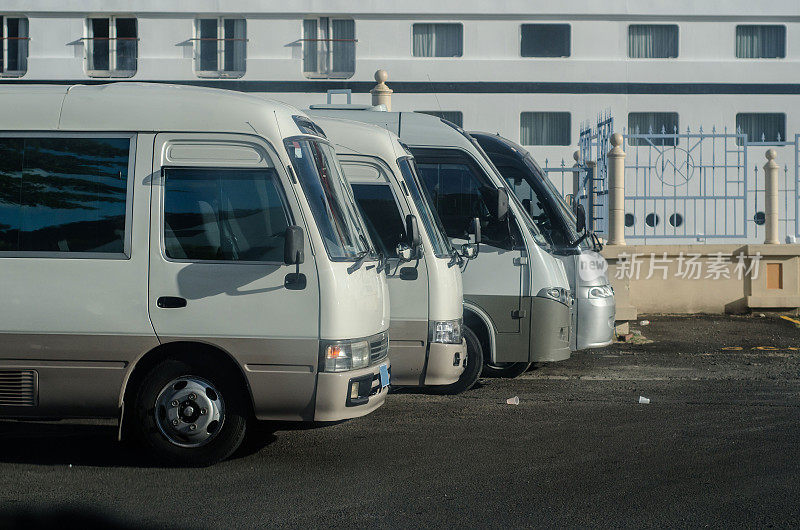 一排旅游巴士在游船附近等候