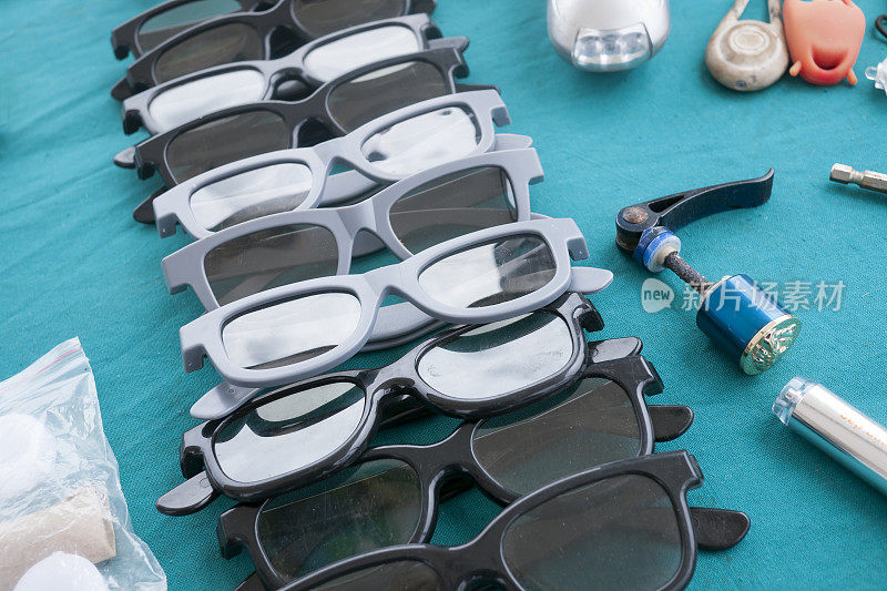 跳蚤市场上的3d眼镜和太阳镜