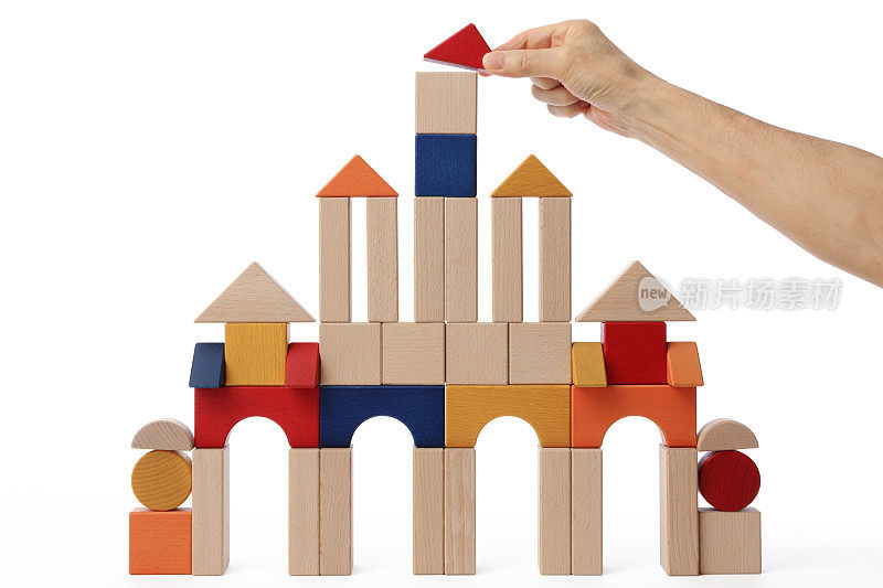 用白色背景上的木块建造一个大的家