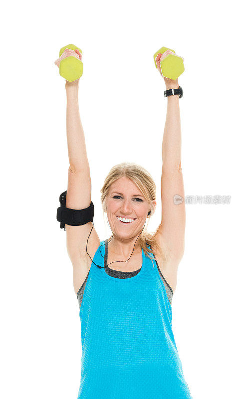 微笑的女性跑步者用哑铃锻炼