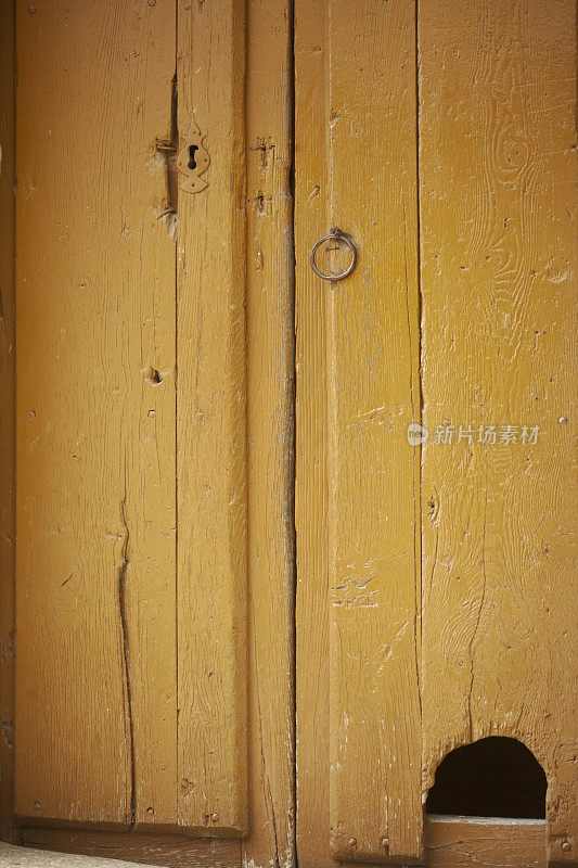 旧木门，猫洞。