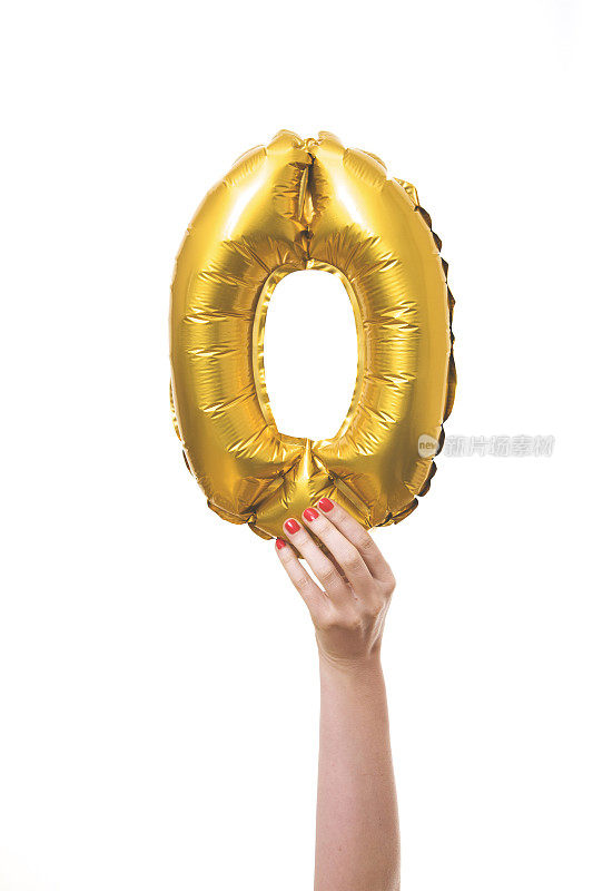 金色气球充气的字母O